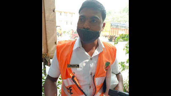 Bengaluru: Traffic Police Constable Save Patient Life by Helping Ambulance Driver to Change Ambulance Tyre 
