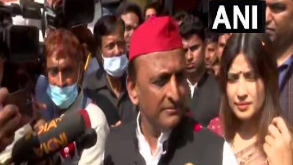 Akhilesh Yadav Casts His Vote With Wife Dimple Yadav in Jaswantnagar