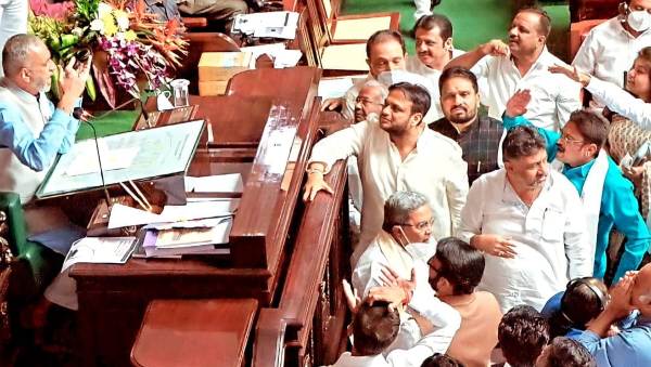 ಅಹೋರಾತ್ರಿ ಧರಣಿ ಮಾಡಿದ್ದಾರೆ