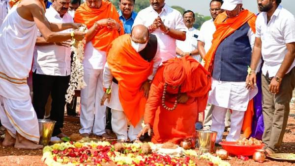 ಶಂಕುಸ್ಥಾಪನೆ ನೆರವೇರಿಸಿದ ಸಿಎಂ