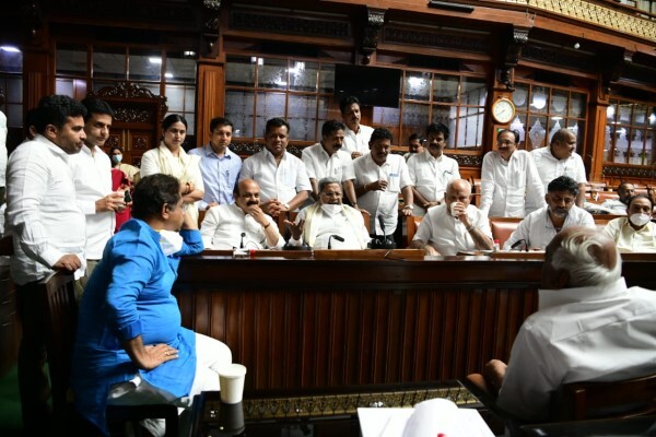  ಅಸೆಂಬ್ಲಿಯ ಬಾವಿಯಲ್ಲೇ ಕೂತು ಯಡಿಯೂರಪ್ಪ ಪ್ರತಿಭಟನೆ ನಡೆಸಿದ್ದರು