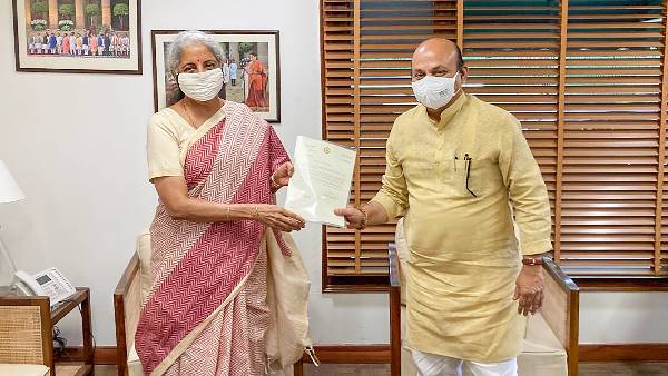ಸಿಎಂ ಬೊಮ್ಮಾಯಿ, ಕೇಂದ್ರ ಹಣಕಾಸು ಸಚಿವರನ್ನು ಭೇಟಿಯಾಗಿ ಮನವಿ 