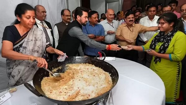 ಹಲ್ವಾ ಕಾರ್ಯಕ್ರಮವೂ ನಡೆಯುತ್ತದೆ ಹಲ್ವಾ ಕಾರ್ಯಕ್ರಮವೂ ನಡೆಯುತ್ತದೆ