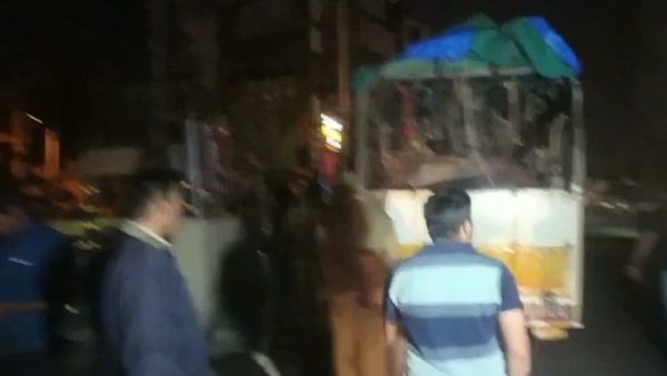 Bengaluru: Hindu Organizations Handed Over Vehicle Carrying Cow and Buffalo Illegally to Police Bengaluru: Hindu Organizations Handed Over Vehicle Carrying Cow and Buffalo Illegally to Police