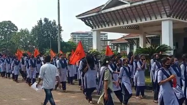 Students Demanding For Hijab Took Part In ABVP Protest 