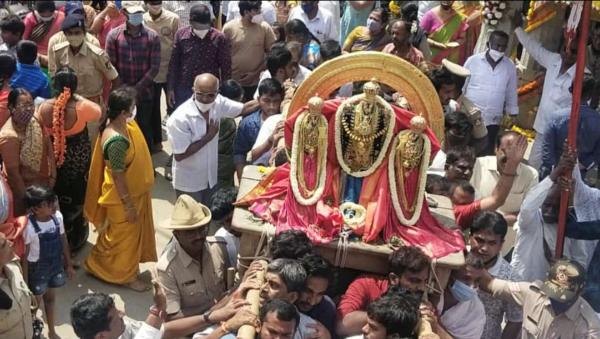 ವರ್ಷಕ್ಕೆ ಒಂದು ಬಗೆಯ ಆಭರಣ ವರ್ಷಕ್ಕೆ ಒಂದು ಬಗೆಯ ಆಭರಣ