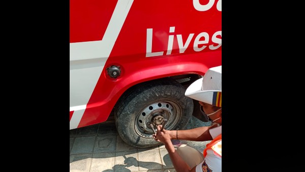 Bengaluru: Traffic Police Constable Save Patient Life by Helping Ambulance Driver to Change Ambulance Tyre 