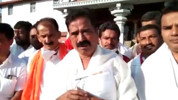 Mangaluru: Haratalu Halappa And Belur Gopalakrishna Swear at Dharmasthala Temple Over Sand Scam Commission