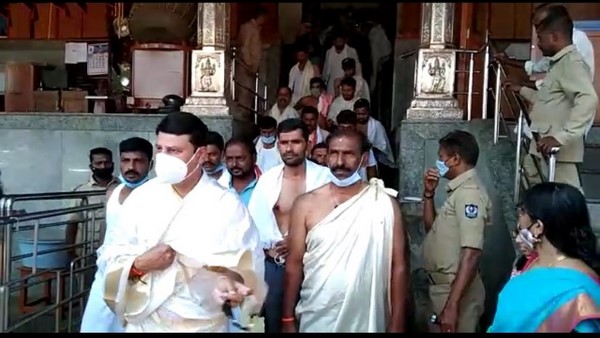 Mangaluru: Haratalu Halappa And Belur Gopalakrishna Swear at Dharmasthala Temple Over Sand Scam Commission