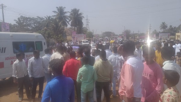 People Try To Lay Siege To Chief Minister Car At Harihara 