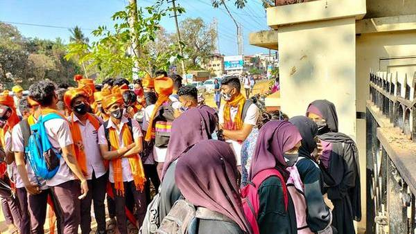  ಪ್ರತಿಭಟನೆ ಮಾಡುತ್ತಿರುವ ಮಕ್ಕಳ ವಿಡಿಯೋ ಚಿತ್ರೀಕರಣ ಮಾಡುತ್ತಿದ್ದಾರೆ