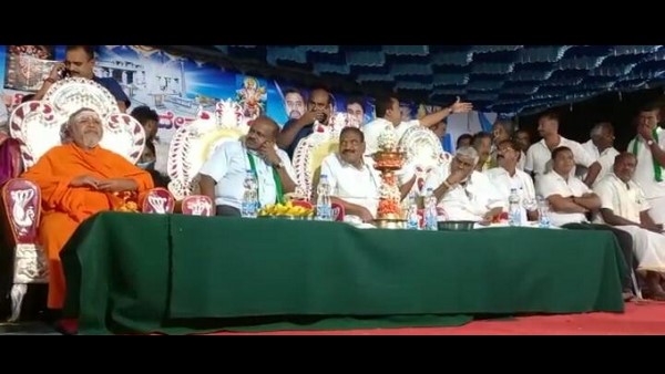  ವೇದಿಕೆಯಲ್ಲಿ ಪರಸ್ಪರ ಮಾತಾನಾಡದ ಮಾಜಿ ಸಿಎಂ, ಶಾಸಕರು