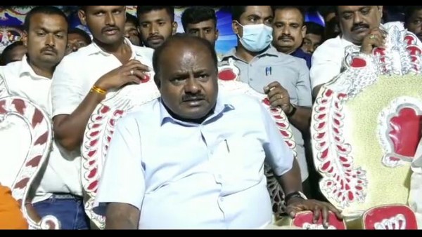  ವೇದಿಕೆ ಮೇಲೆ ನಿಂಬೆಹಣ್ಣು ಉರುಳಿ ಬಿಟ್ಟ ರೇವಣ್ಣ!