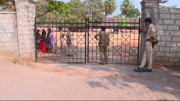  ಪ್ರೌಢಶಾಲೆ ಸುತ್ತಲು ಬಂದೋಬಸ್ತ್