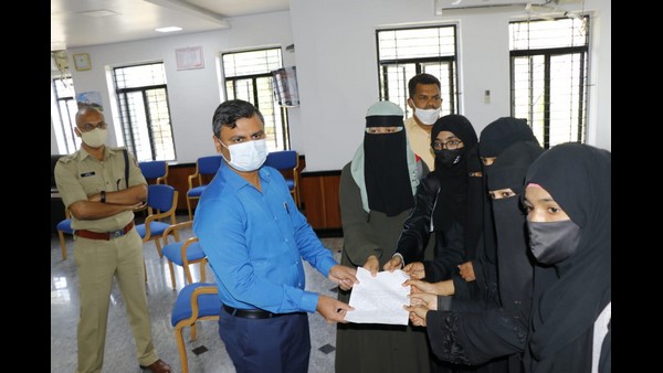 Hijab Row in Shivamogga: Pro-hijab Protest is Even More Intensified In The Colleges