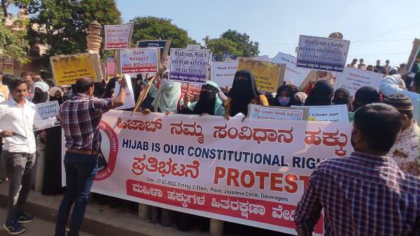 ವಿದ್ಯಾರ್ಥಿಗಳು ಅಲ್ಲಿಂದ ತೆರಳಲಿಲ್ಲ