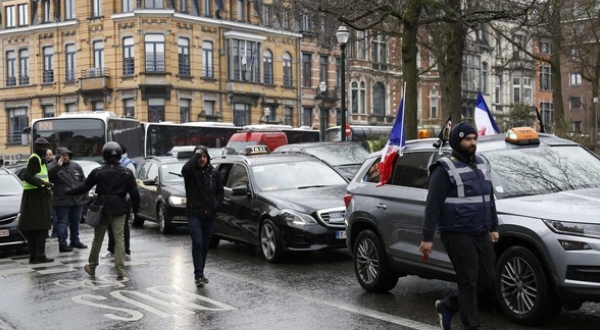 Hostage Situation Ends in Amsterdams Apple Store as Police Overpower Gunman Hostage Situation Ends in Amsterdams Apple Store as Police Overpower Gunman