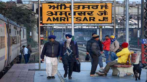 ರೈಲುಗಳಲ್ಲಿ ಬೇಯಿಸಿದ ಆಹಾರ ಸೇವೆ ರೈಲುಗಳಲ್ಲಿ ಬೇಯಿಸಿದ ಆಹಾರ ಸೇವೆ