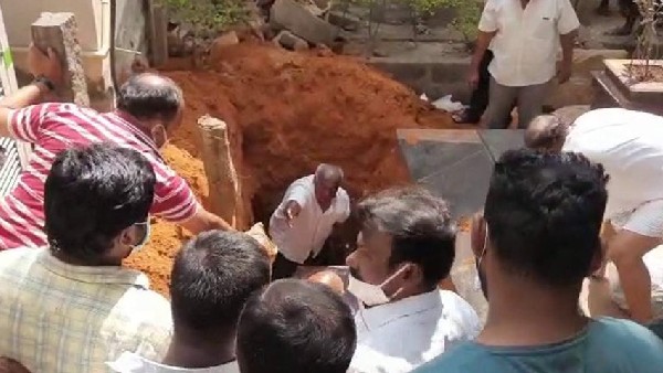 Bengaluru: Woman Dead Body Buried Beside House in an Residential Area Amid Uproar by Public