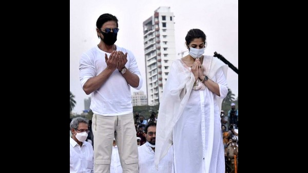 This Is Real India: Shah Rukh Khan Offers Dua For Lata Mangeshkar At Her Funeral This Is Real India: Shah Rukh Khan Offers Dua For Lata Mangeshkar At Her Funeral