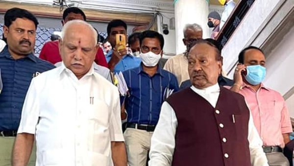 ತಮ್ಮ ಸ್ಥಾನಕ್ಕೆ ಅಗೌರವ ತೋರುತ್ತಿದ್ದಾರೆ