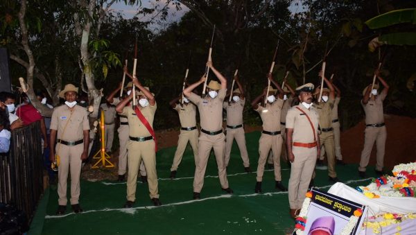ಕನ್ನಡದಲ್ಲಿ ಪೊಲೀಸ್ ಕವಾಯತು ಗೌರವ 