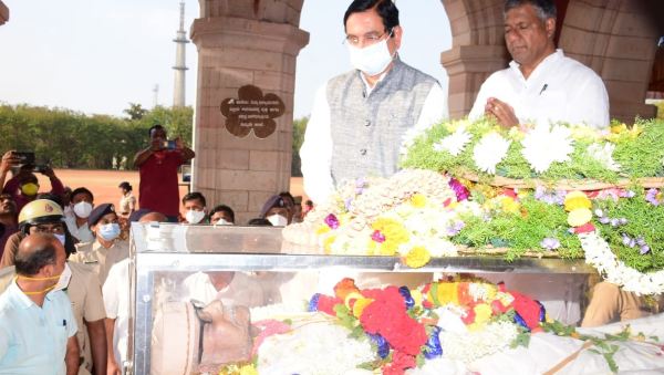 ಹಲವು ಗಣ್ಯರಿಂದ ಅಂತಿಮ ನಮನ