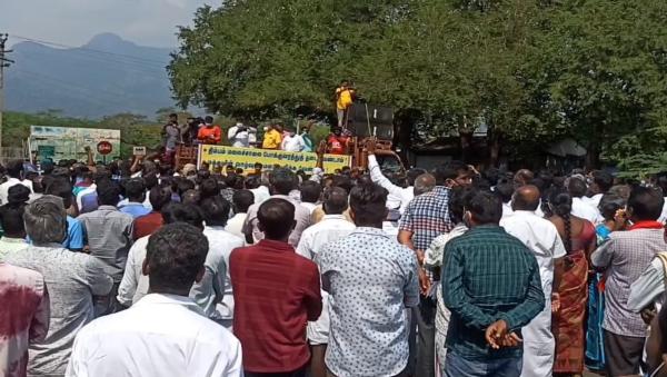 ಸಾಲುಗಟ್ಟಿನಿಂತ ವಾಹನಗಳು