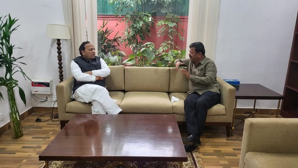 CM Political secretary MP Renukacharya met bjp state incharge Arun singh CM Political secretary MP Renukacharya met bjp state incharge Arun singh