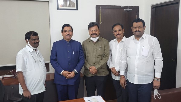 CM Political secretary MP Renukacharya met bjp state incharge Arun singh CM Political secretary MP Renukacharya met bjp state incharge Arun singh