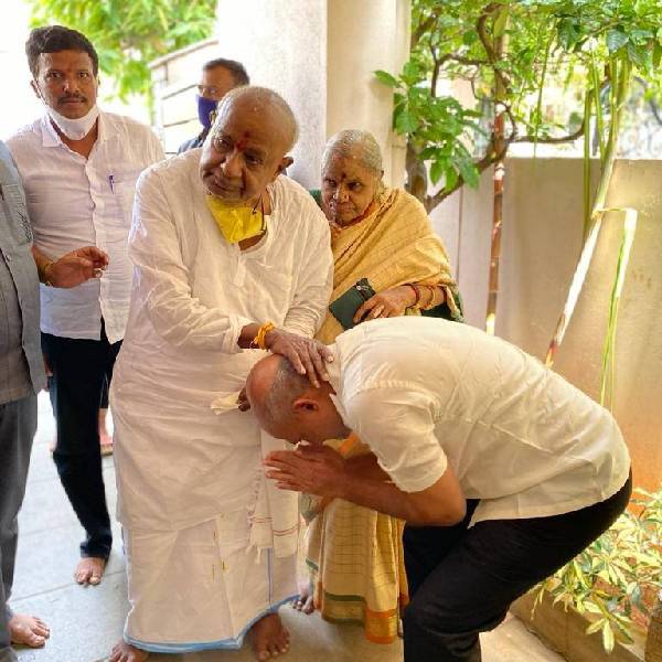 ಸಾರ್ವಜನಿಕ ಜೀವನದಿಂದ ದೂರವಿರುವ ನಿರ್ಧಾರಕ್ಕೆ ಬರುವ ಬಗ್ಗೆ ಯೋಚನೆ 