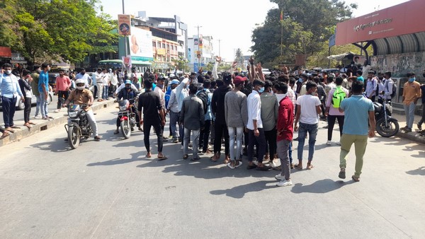 Hijab vs Saffron Shawl Controversy: Huge Protest by Students in Shivamogga 