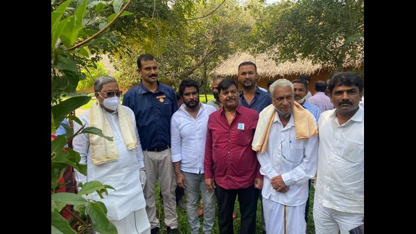  ಸಿದ್ದರಾಮಯ್ಯನವರ ಜೊತೆಗೆ ಮಾಜಿ ಸಚಿವ ಡಾ.ಎಚ್.ಸಿ.ಮಹದೇವಪ್ಪ ಇತರರು