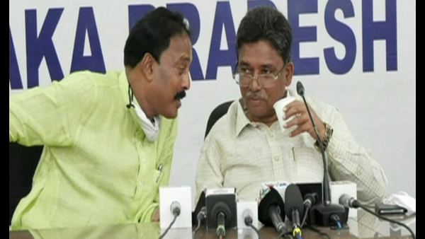  ಮಾಜಿ ಸಂಸದ ವಿ.ಎಸ್.ಉಗ್ರಪ್ಪ ಮತ್ತು ಮತ್ತೋರ್ವ ಕಾಂಗ್ರೆಸ್ ಮುಖಂಡ ಪ್ರಕಾಶ್ ರಾಥೋಡ್