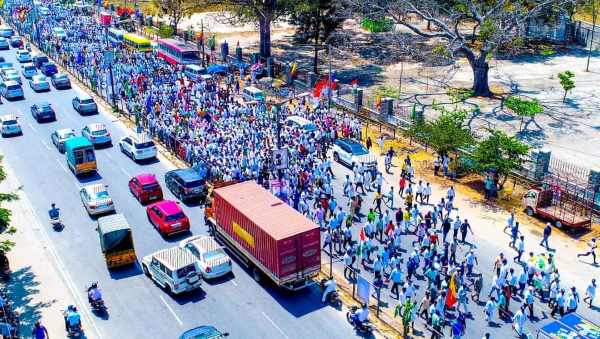 ವಾಹನಗಳು ಬೆಂಗಳೂರು-ಮೈಸೂರು ಹೆದ್ದಾರಿಯನ್ನು ಬಿಟ್ಟು