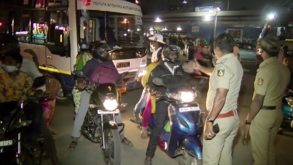 ಹೆದ್ದಾರಿ ತೆರವು ಮಾಡದ ಪೋಲಿಸರು