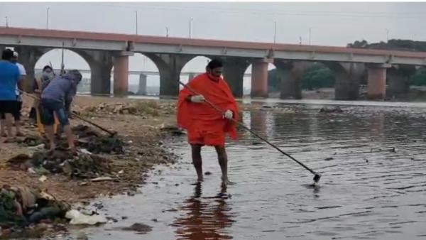  ನದಿ ತೀರದಲ್ಲಿ ಸ್ವಚ್ಛತಾ ಕಾರ್ಯ