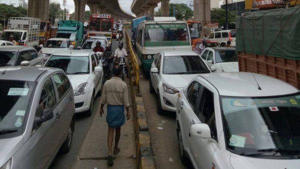 ರಸ್ತೆಯಲ್ಲಿ ಸಂಚಾರ ದಟ್ಟಣೆ