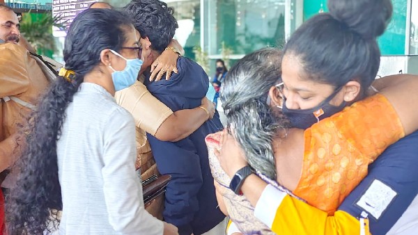 Mangaluru: Students Returned from Ukraine Thanked DC For His Support in Their Evacuation