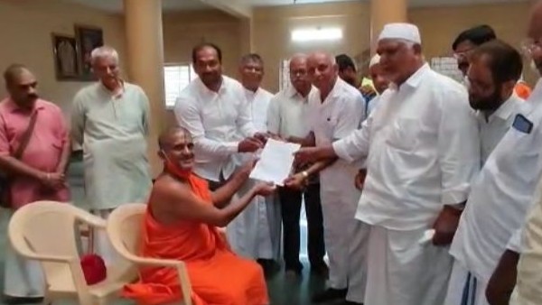 Muslim Traders Meet Pejawar Seer to Discuss on Ban of Muslim Traders from Hindu Temple Fairs
