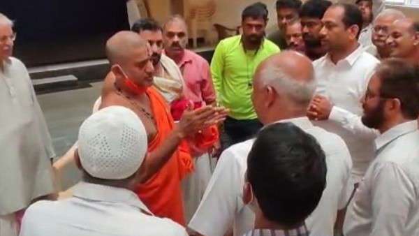 Muslim Traders Meet Pejawar Seer to Discuss on Ban of Muslim Traders from Hindu Temple Fairs