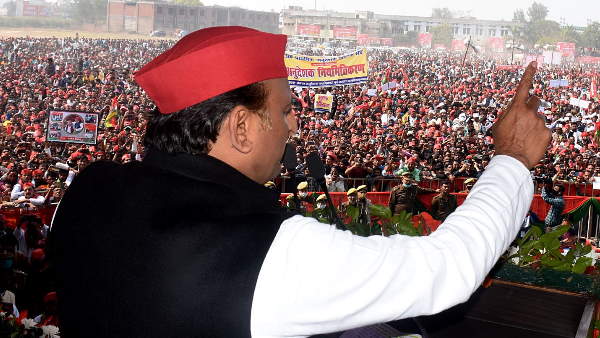 In Akhileshs public meeting, the crowd broke the barricades and chairs In Akhileshs public meeting, the crowd broke the barricades and chairs