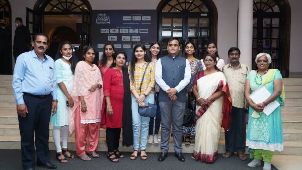 Higher Education Minister Ashwatha Narayana Meets Students Returned From Ukraine
