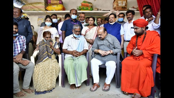 CM Basavaraj Bommai Visit Naveen House in Chalageri; Handed Over Rs 25 Lakh Cheque to His Family