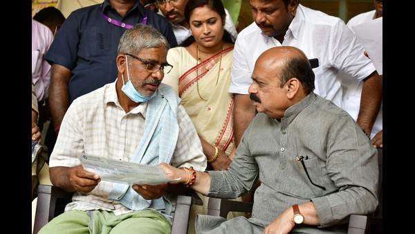 CM Basavaraj Bommai Visit Naveen House in Chalageri; Handed Over Rs 25 Lakh Cheque to His Family
