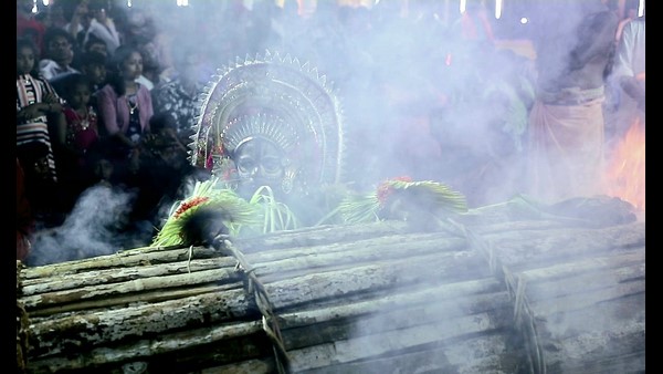 ಬೆಂಕಿಯ ಕೆನ್ನಾಲಿಯಲ್ಲಿ ಹೊರಳಾಡುವುದು ಬೆಂಕಿಯ ಕೆನ್ನಾಲಿಯಲ್ಲಿ ಹೊರಳಾಡುವುದು