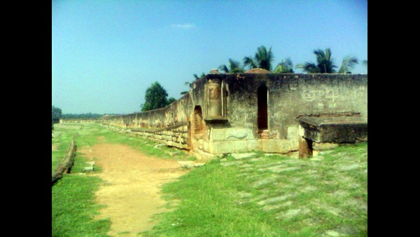  ಇತ್ತೀಚೆಗೆ ಸುರಿದ ಮಳೆಯಿಂದ ಗೋಡೆ ಕುಸಿದಿದೆ