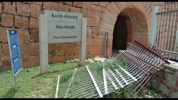  ಬೆಂಗಳೂರಿನಿಂದ ಉತ್ತರಕ್ಕೆ ಸುಮಾರು 35 ಕಿ.ಮೀ ದೂರ