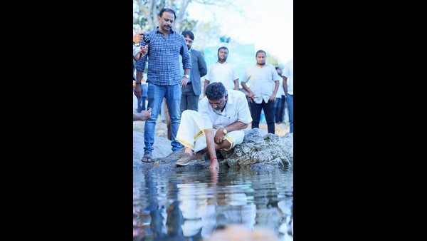  ಸೆಲ್ಫಿ ತೆಗೆದುಕೊಳ್ಳಲು ಮುಂದಾಗುತ್ತಿರುವ ಯುವ ಕಾರ್ಯಕರ್ತರಿಗೂ ಡಿಕೆಶಿ ಫೋಸ್
