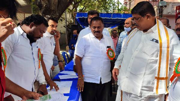 Minister Gopalaih distributes BPL cards in Mahalaxmi layout